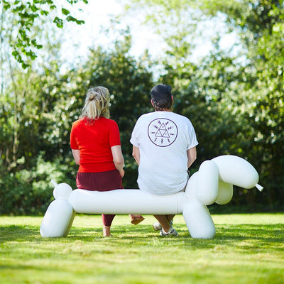 Meet your new loyal buddy, the Fatboy Attackle bench! Inspired by balloon animals, this modern bench is sure to make you smile. Its soft, 100% plastic construction and water-resistant design make it perfect for both indoor and outdoor use.